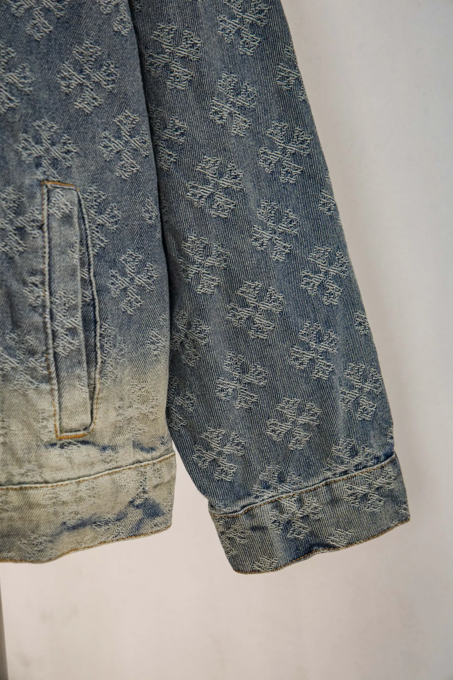 P340 Style No.: Y194 ChromeHearts heavy-duty steel-printed classic Sanskrit all-over jacquard hot-drilled denim jacket for men and women. New ChromeHearts Sanskrit printed custom fabric jacket. Gradient color wash, hot-drilled cross denim jacket on the back. A very heavy-duty one. The top is made of heavy weight. Presbyopia is suitable for early autumn outings. The denim fabric can be directly machine washed without deformation. Washing and distressing also give a sense of high-end. Power style wear, follow the photo and mirror. The gradient color is super high-end 💕 Each diamond shines with a unique light, as if telling a fashion story ✨ The steel-printed jacquard adds a three-dimensional and artistic sense, making this jacket instantly unique. Size:s m l xl